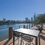 New 2Br Apt Prime Loc Stone\'S Throw From Train Stn